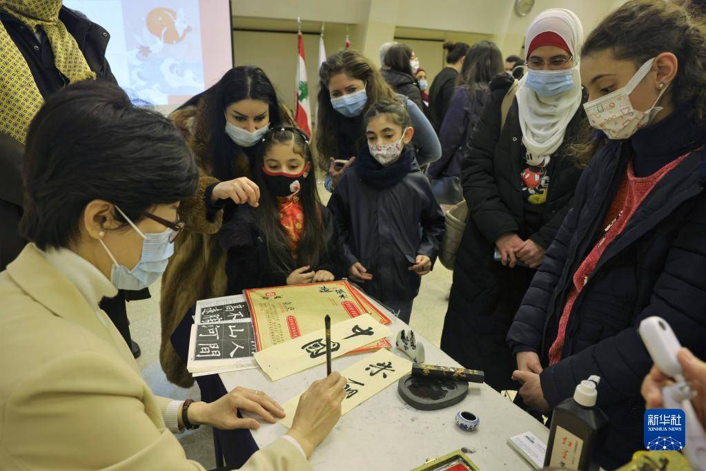 3月22日，黎巴嫩孔子学院在贝鲁特举办线下活动庆祝成立15周年，孔子学院中方教师在活动中展示中国书法。