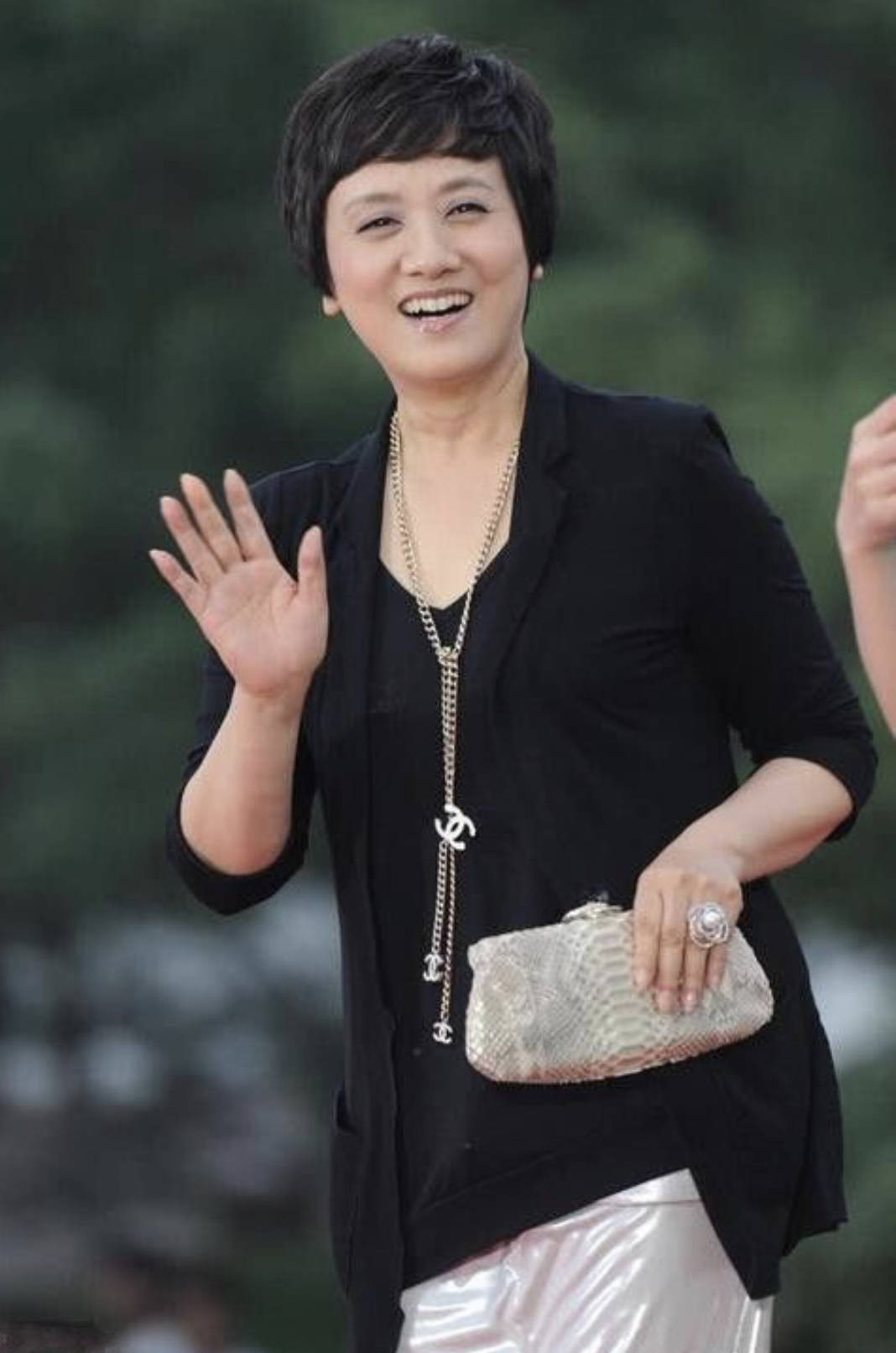 邓婕 奶奶辈穿衣如何“显贵”?看邓婕老师的优雅穿搭,丝毫没有扮嫩感