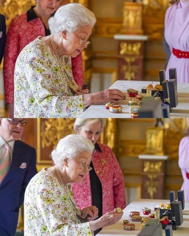 伊丽莎白 英女王穿碎花裙享受下午茶，95岁状态很不错！佩戴珍珠项链挺高贵