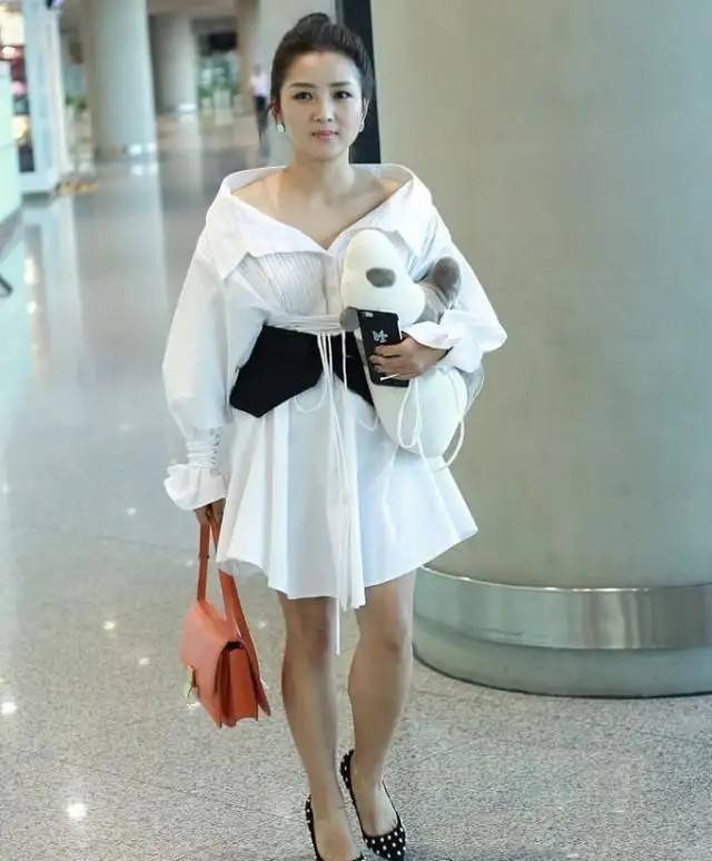 身材 何洁三娃妈了还不收敛!穿牛仔外套半露香肩,搭瑜伽裤性感又活力