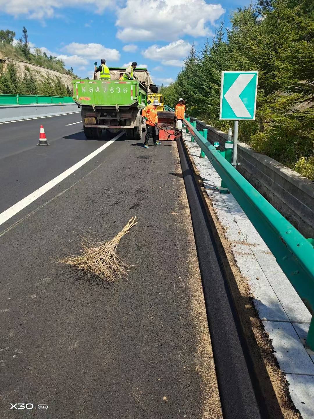 原创公路拦水带成型机做沥青砂拦水带的机器