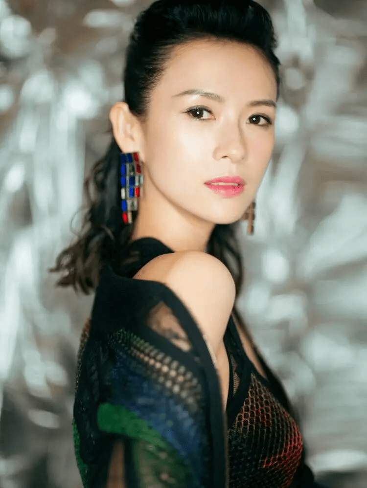 黑色 章子怡穿着透纱的裙子也太美了，黑色裙装很有亮点，又瘦又高级