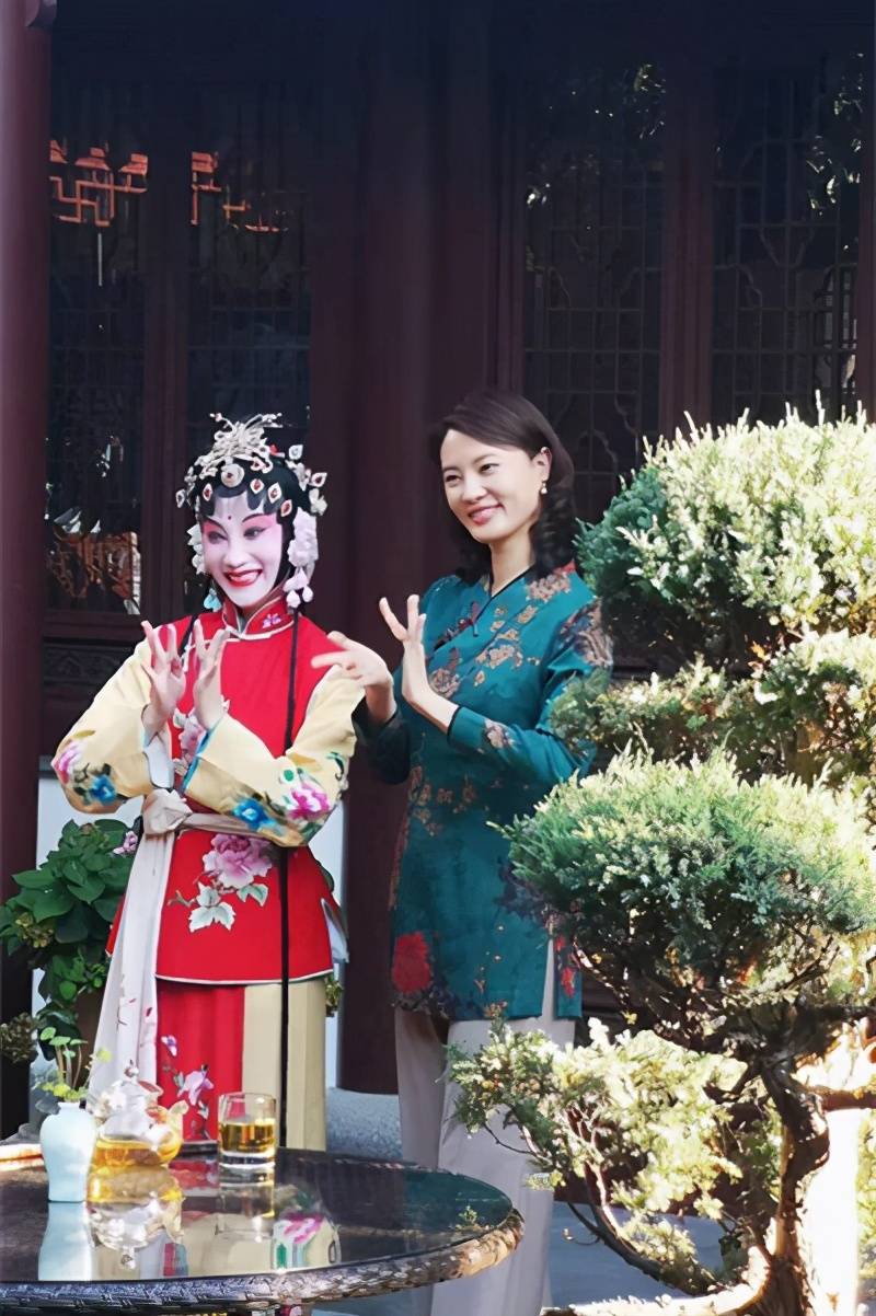 好身材 43岁的刘芳菲走机场 搭配黑色连衣裙气质优雅 好身材是关键