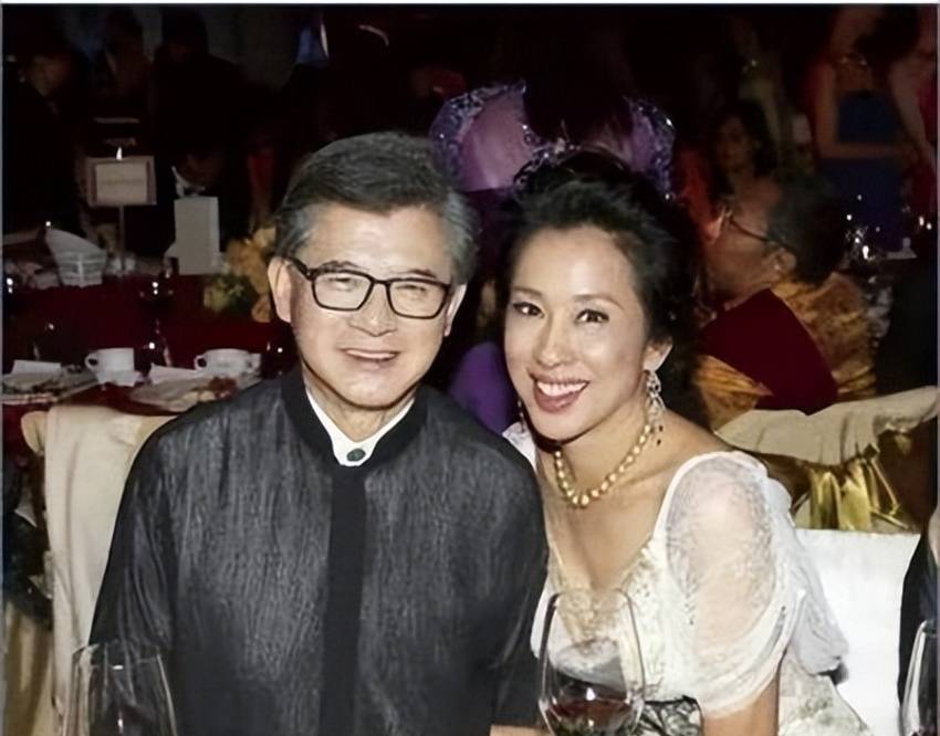 原创郭晶晶婆婆朱玲玲50岁再当新娘没办法不嫁他太宠我了