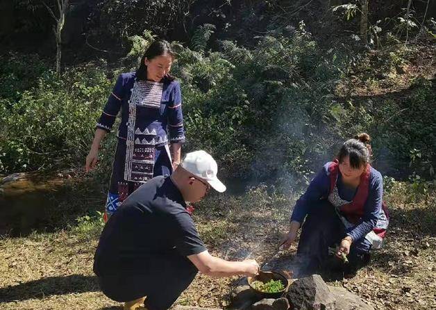 手机|主持人孟非近况曝光，低调站街边做核酸检测，自曝当上小队长