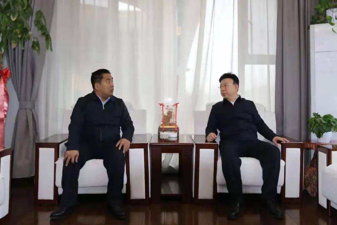 小店区委书记袁尔铭到山西省厦门商会调研指导 为会长蔡鑫颁发招商