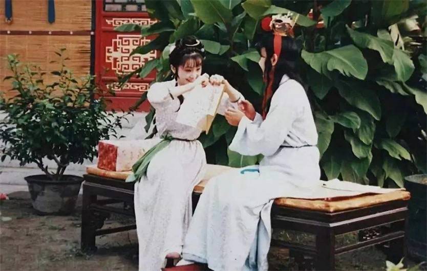 原创红楼梦碧痕服侍宝玉洗澡用时两三个时辰他们究竟在做什么