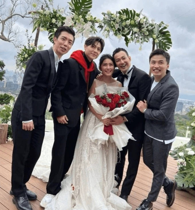 棒棒堂成员杨奇煜晒全家福官宣二胎得子王子贺军翔众星送祝福