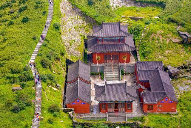 中国最“神奇”的寺庙，被建在两千米高的险峻山顶，有上百年历史