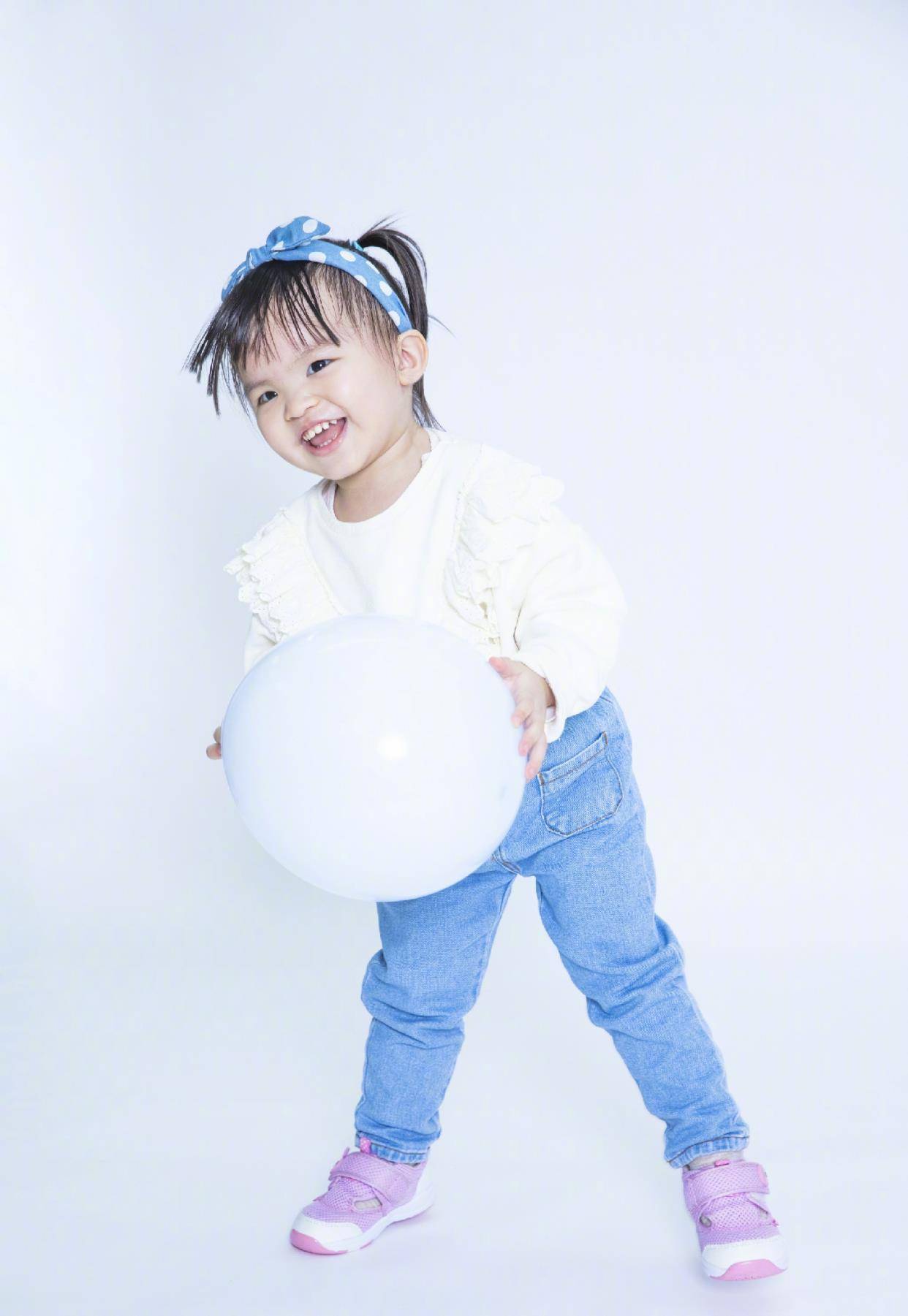 蓝色 熊黛林晒女儿2岁生日照，双子星模样差别大，妹妹像爸爸颜值吃亏