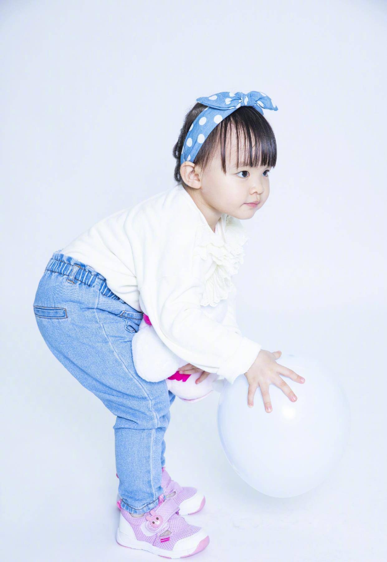 蓝色 熊黛林晒女儿2岁生日照，双子星模样差别大，妹妹像爸爸颜值吃亏