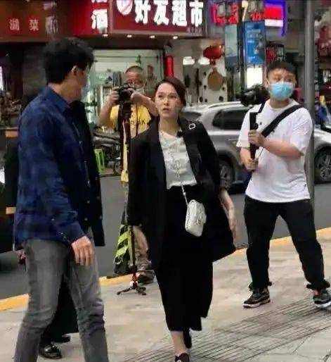 黑色 伊能静贴下睫毛像苍蝇腿，衣服起球还在穿，明星都这么节俭了吗？