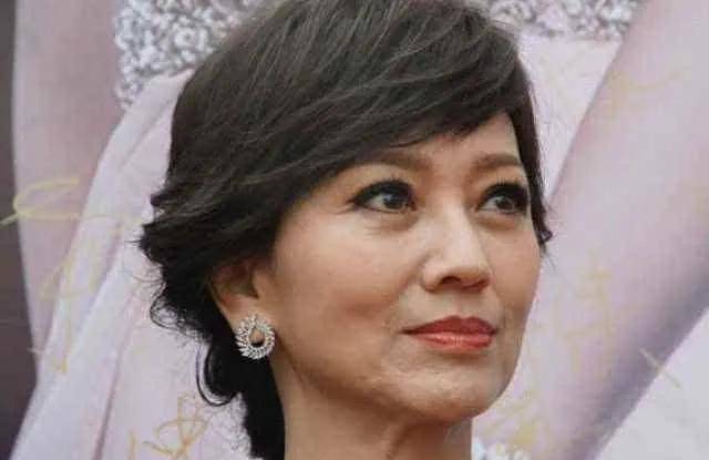 形象聚光灯下美若天仙,卸下妆容皱纹爬满脸的5位女星,岁月也败美人