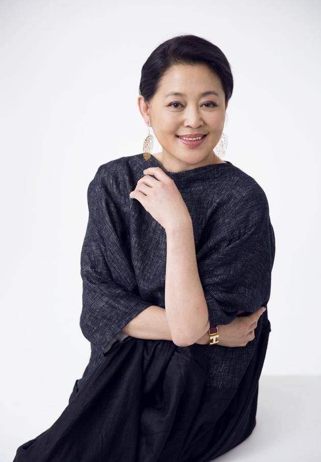 60岁倪萍瘦身后穿正装配红唇散发迷人魅力,重回颜值巅峰_电影界_感觉
