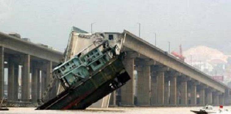 越南花3000亿建的大桥一夜坍塌，民众却向中国索赔，这是为何