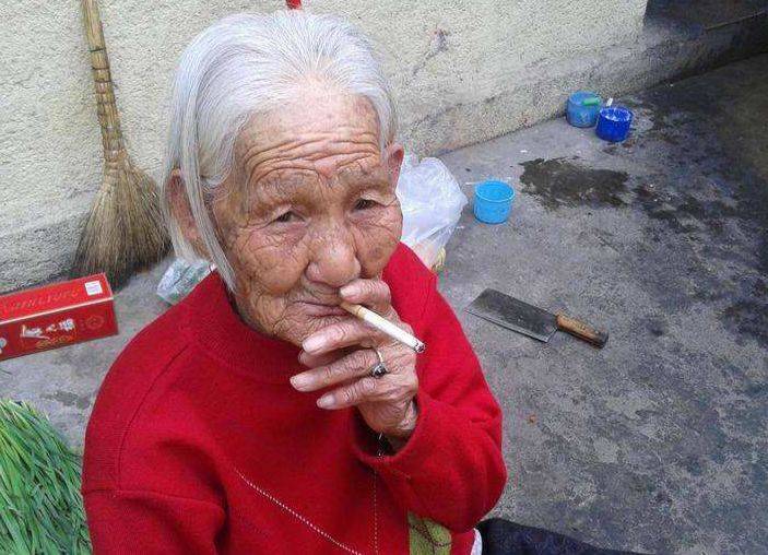 原创133岁老人抽烟喝酒不锻炼却称只需做好一件事长寿随身