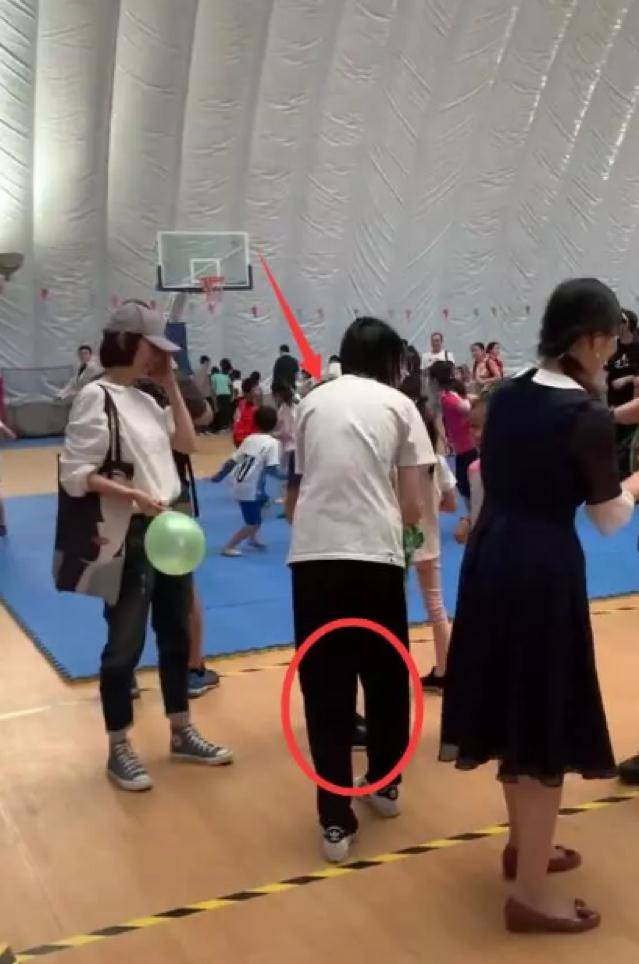 小孩子 袁泉低调现身女儿运动会，9岁夏哈哈长高了大长腿太抢镜
