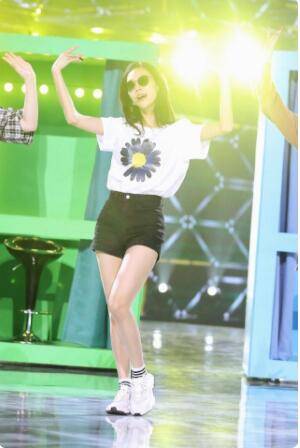 女神穿毛衣配短裤，整个人少女感十足，皮肤白嫩不愧是女神级别