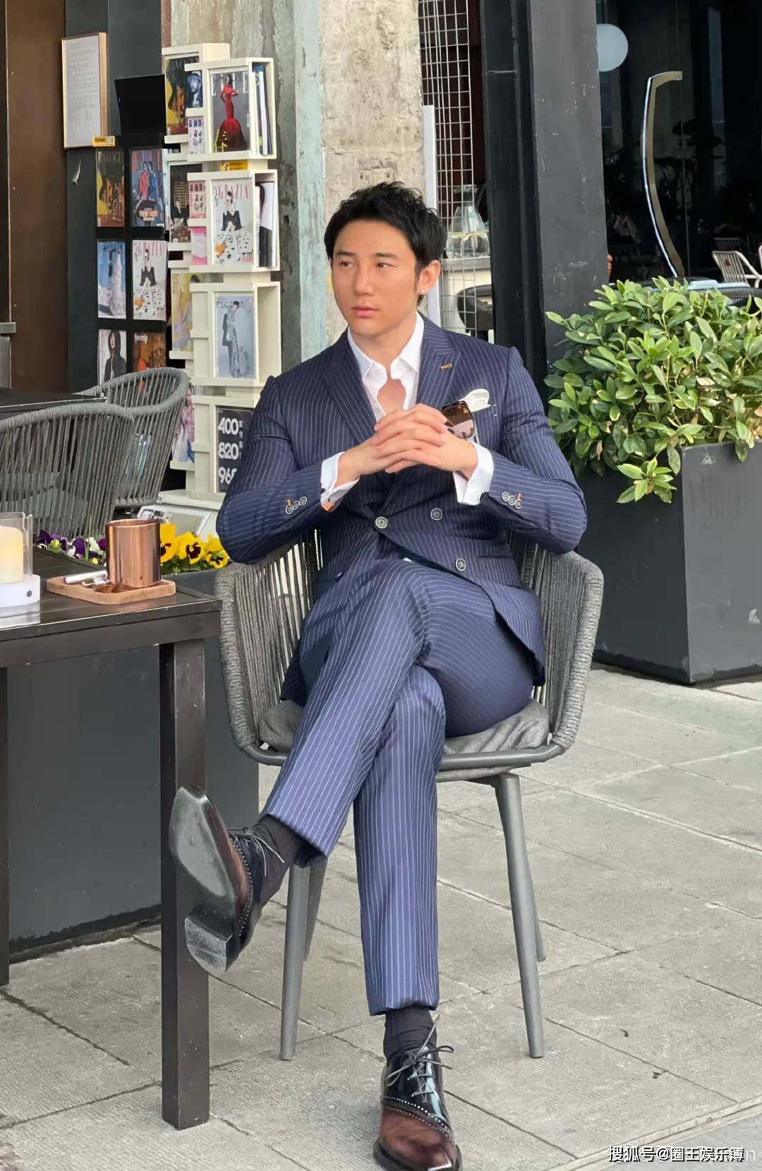 原创白冰前夫大秀西装自拍露出黑丝袜网友性感的男人