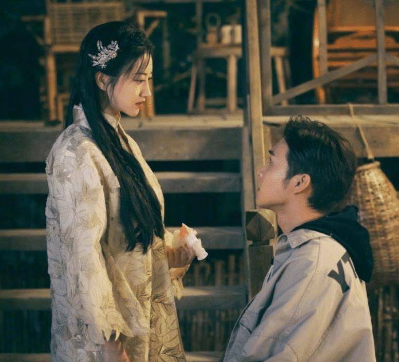 因为 古力娜扎新剧穿旗袍显老气，景甜却像人间富贵花，气质输在发型上