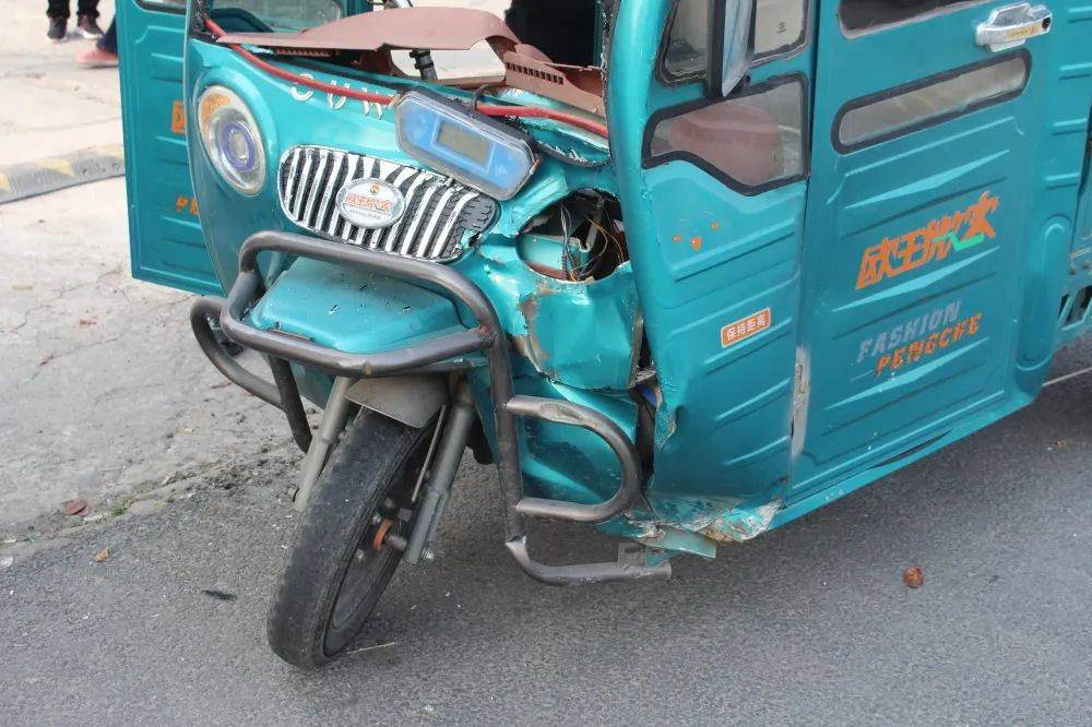 为了避让面包车,电动三轮车直接从车窗中飞了出去……_车辆_事故_驾驶