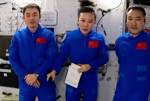 空间站第二次太空授课现场，王亚平瘦成小V脸：在轨5个月皮肤还不错