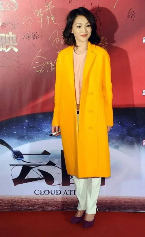 服装 46岁的周迅这次搭配对了 亮黄外套大方抢镜，发型好独特