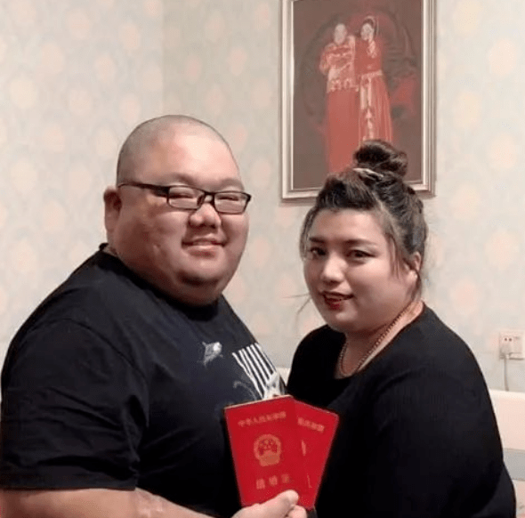 变性,一年吃死两人,不认爹妈,这些千万级网红,一个比一个荒唐_李由_闻