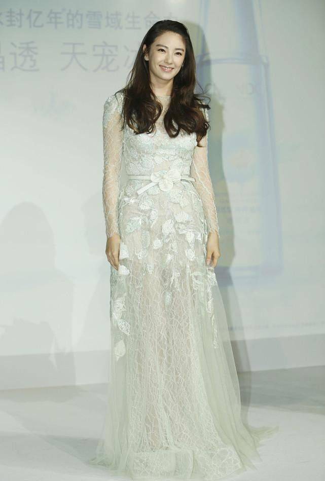 黑色 张雨绮真是太拼了,硬塞进“小一号”的透视裙中,但看着挺有气质