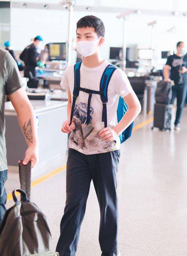 胡皓康模样变化不大,但是身高却窜的飞快,穿着印花t恤背着双肩包,白色