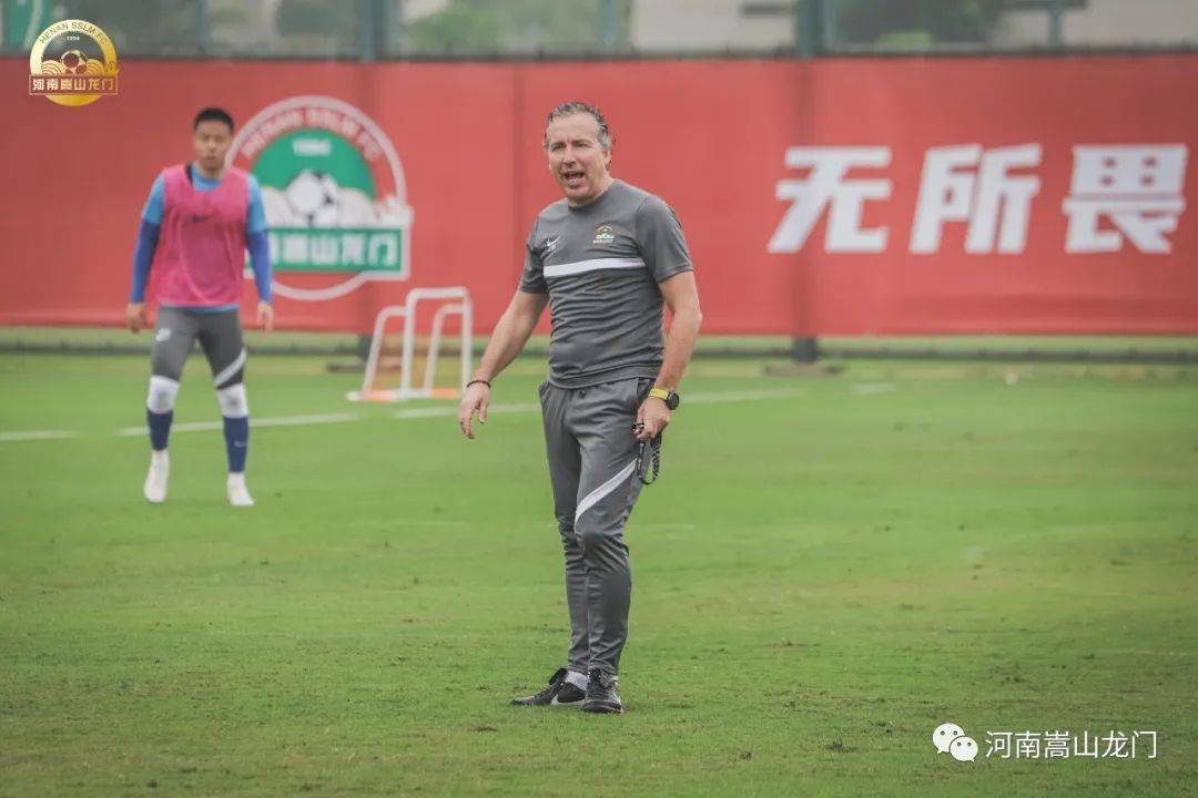 組圖：河南隊備戰哈維爾一絲不苟 顧操冒雨苦練