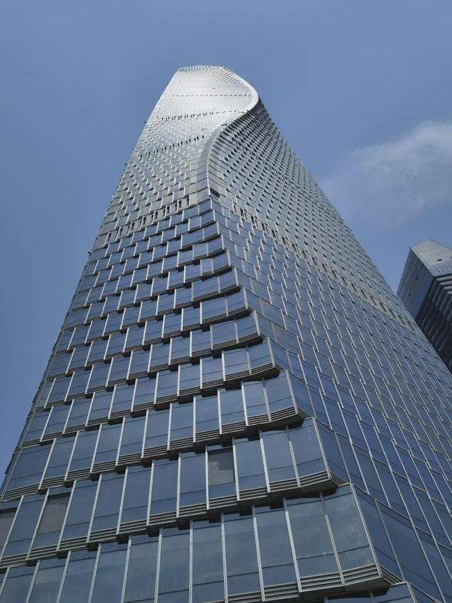 1354亿元!青岛第一高楼法拍,贝聿铭参与设计,已烂尾近6年