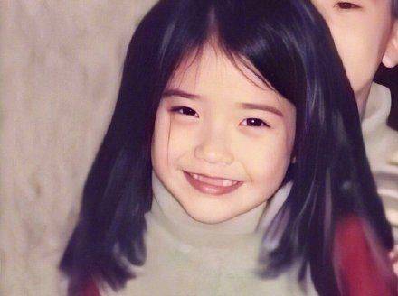 小时候的泫雅就已经很可爱了,虽然照片已经没有那么清晰了,但是也能看