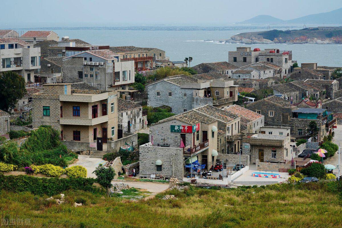 面朝長江澳風車田沙灘,在磹水村這顆孤獨的小樹旁可以遠觀海景搖盪