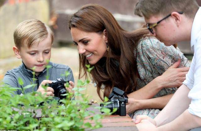 摄影 37岁凯特王妃亮相儿童摄影会，只因穿错裙子和鞋子，显老没气质！