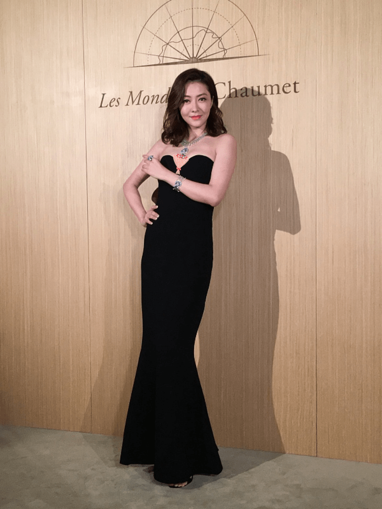 场合 熊黛林的身材也是数一数二的,穿黑裙显出窈窕身姿,女人味十足