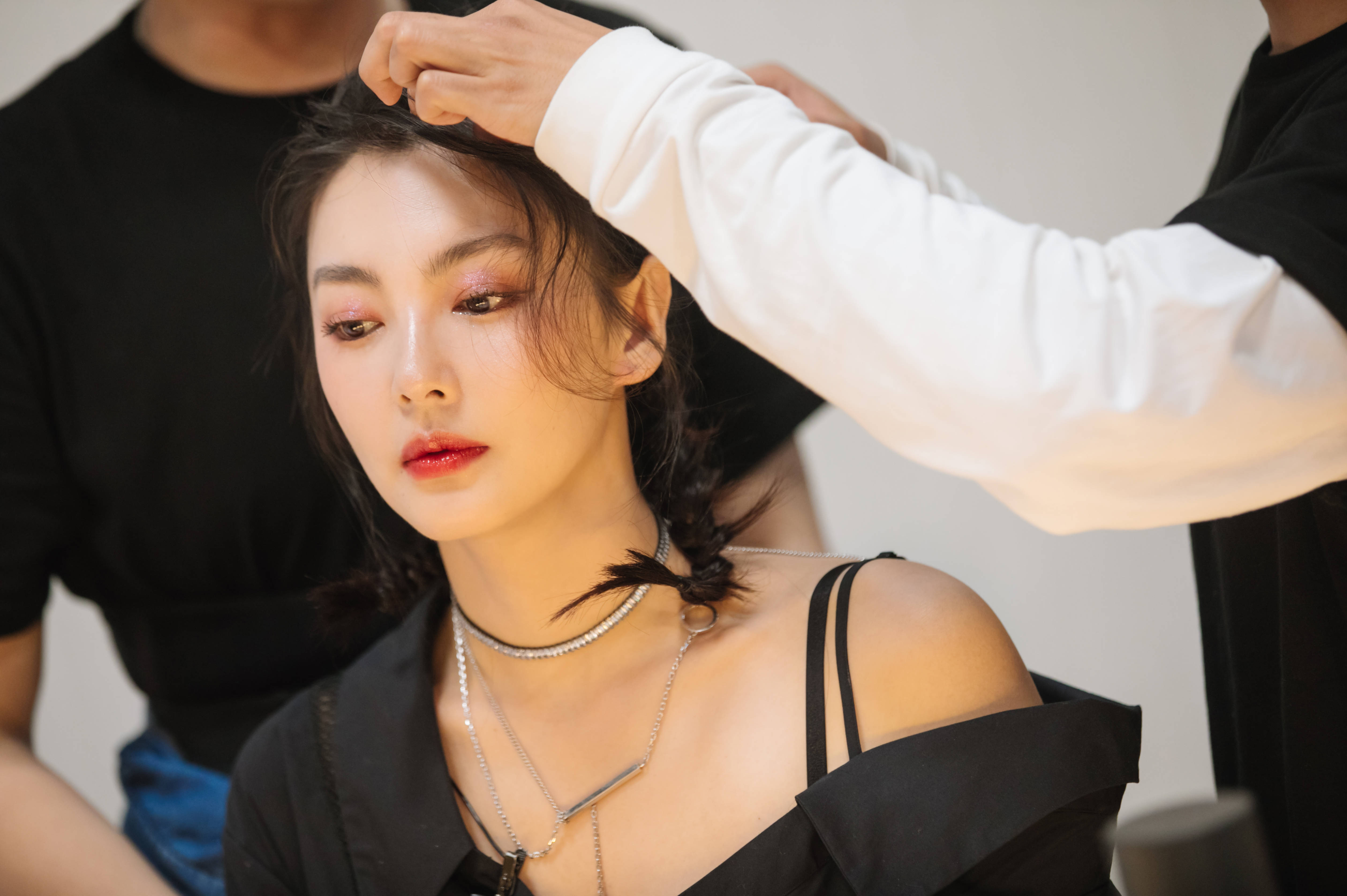 张雨绮性感造型曝光身材曲线玲珑婚姻感情坎坷不断