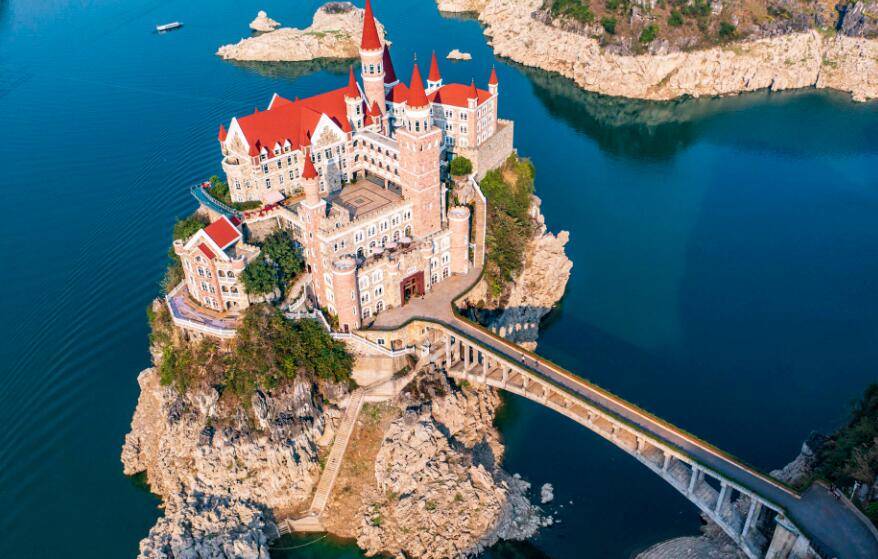 白银地图- 富豪投资2.4亿，在景区里建私人城堡，游客络绎不绝，该拆还是该留？