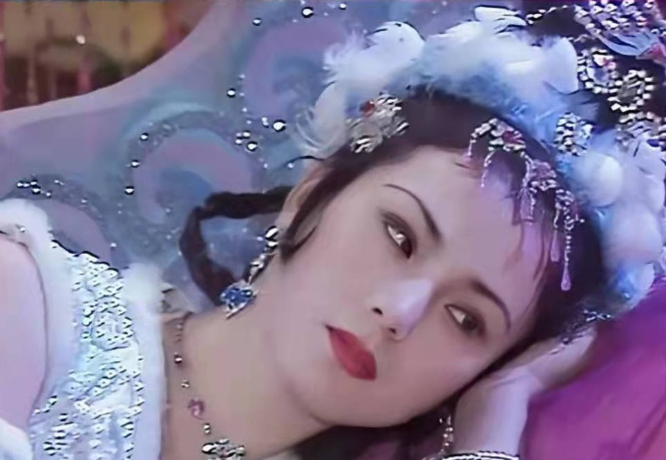 发型|同样头插羽毛，蔡卓妍灵动、周迅美成经典，杨幂“晴雯”太辣眼！