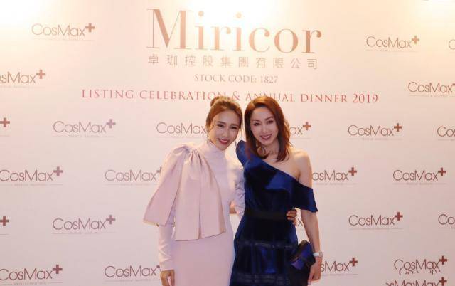 富商 47岁黎姿携富商丈夫现活动，裸粉色连衣裙配丸子头，气质高贵优雅