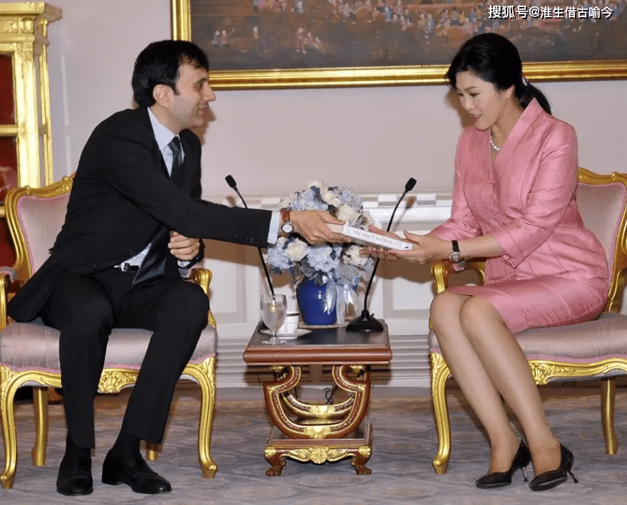 原创2012年英拉和铁娘子默克尔同框比美穿中国红扎起马尾辫好调皮