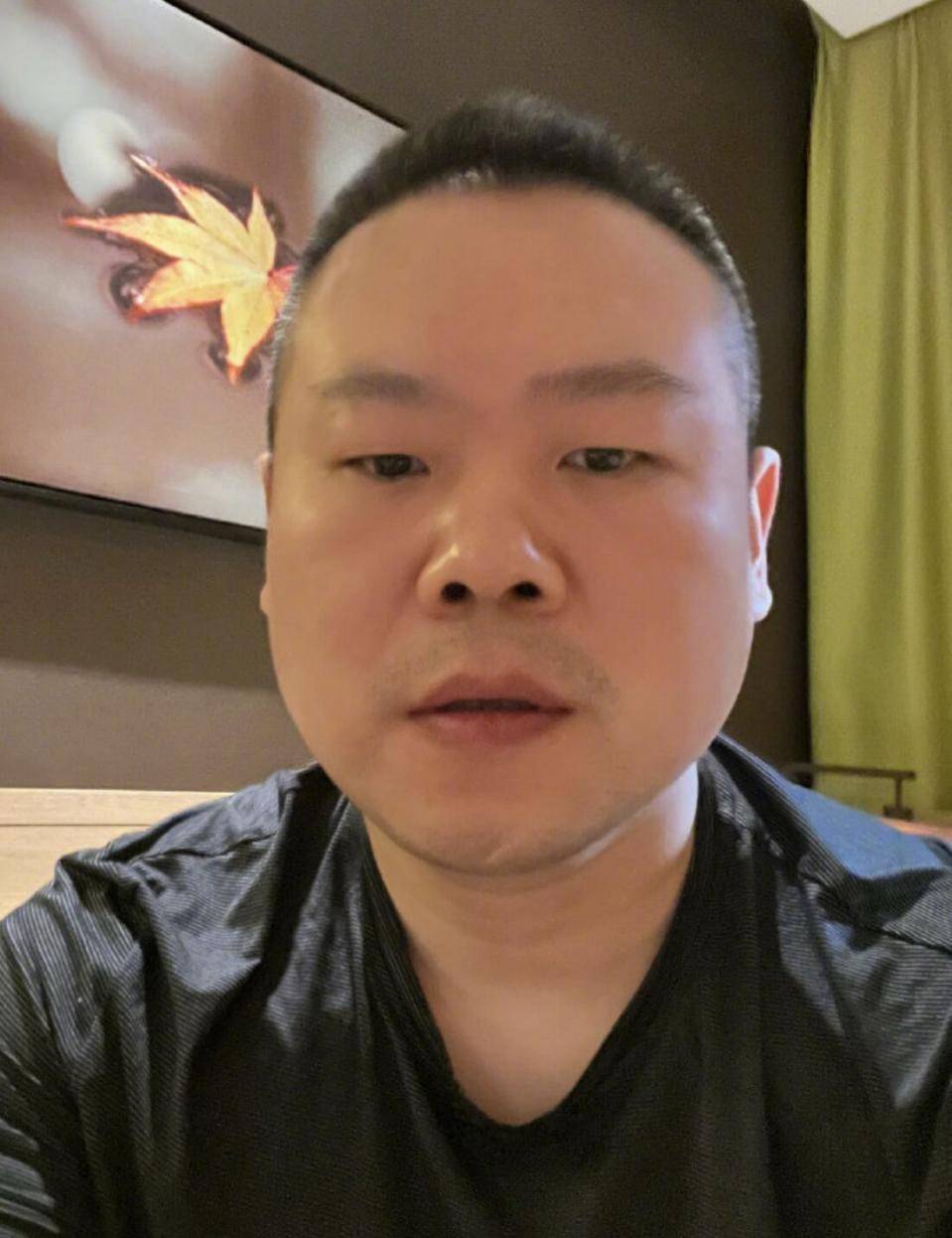 岳云鹏晒照庆祝37岁生日滤镜太重脸上没细纹德云社弟子送祝福