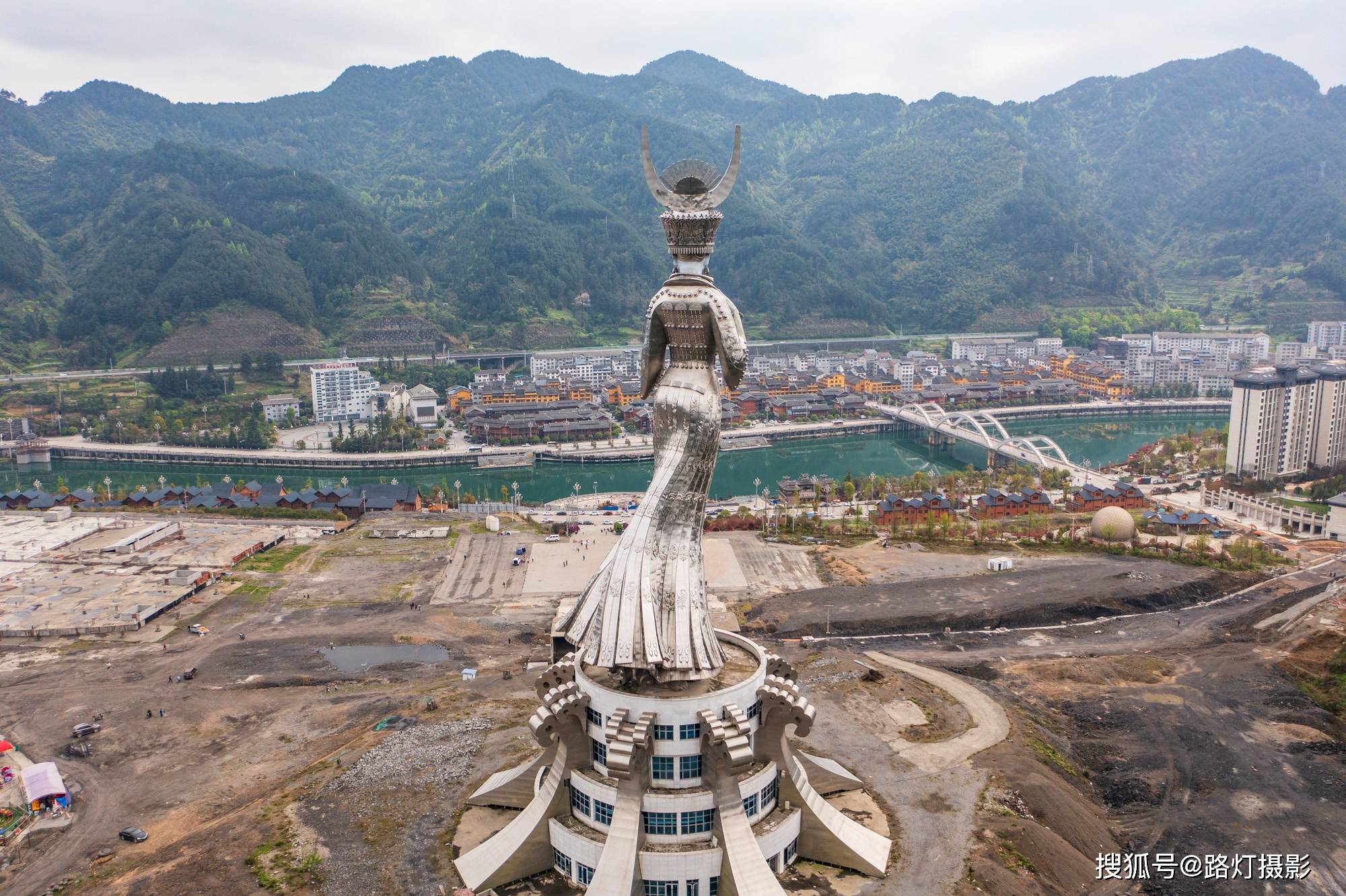 这尊苗族女神像经世界吉尼斯认证,确认为世界上最大的仰阿莎雕塑,也是