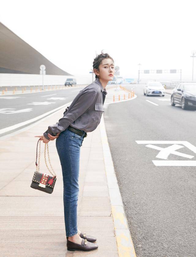 显得 宋祖儿现身时装周，身穿格纹西装配高跟鞋又甜又酷，裤子太显矮？