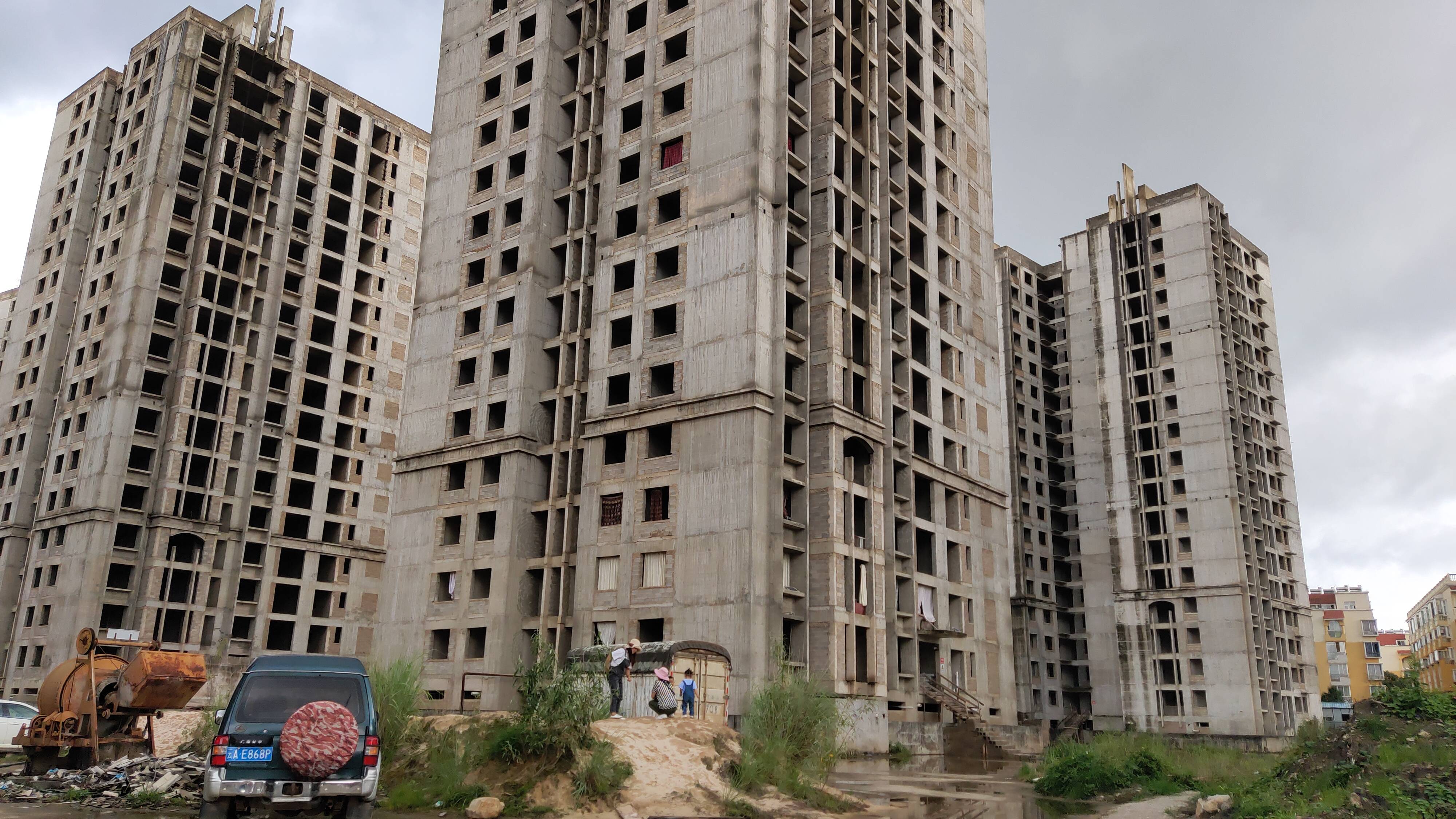 原创单亲妈妈身背房贷租不起房被迫住烂尾楼撕开当下社会病态一幕