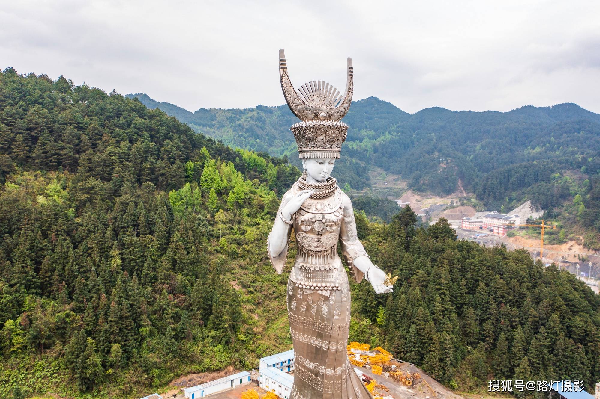 原创贵州小县耗资8600万打造世界最高苗族女神像比自由女神高40米