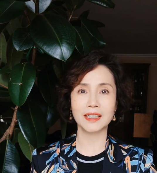 徐俐新闻主播变知心大姐以过来人身份在线为网友指点迷津