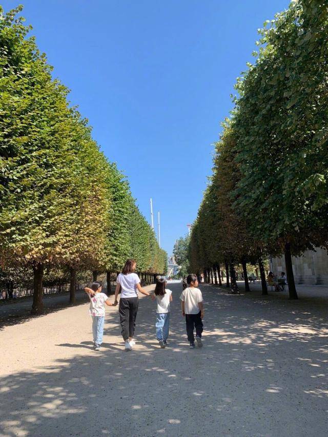 富商 47岁黎姿携富商丈夫现活动，裸粉色连衣裙配丸子头，气质高贵优雅