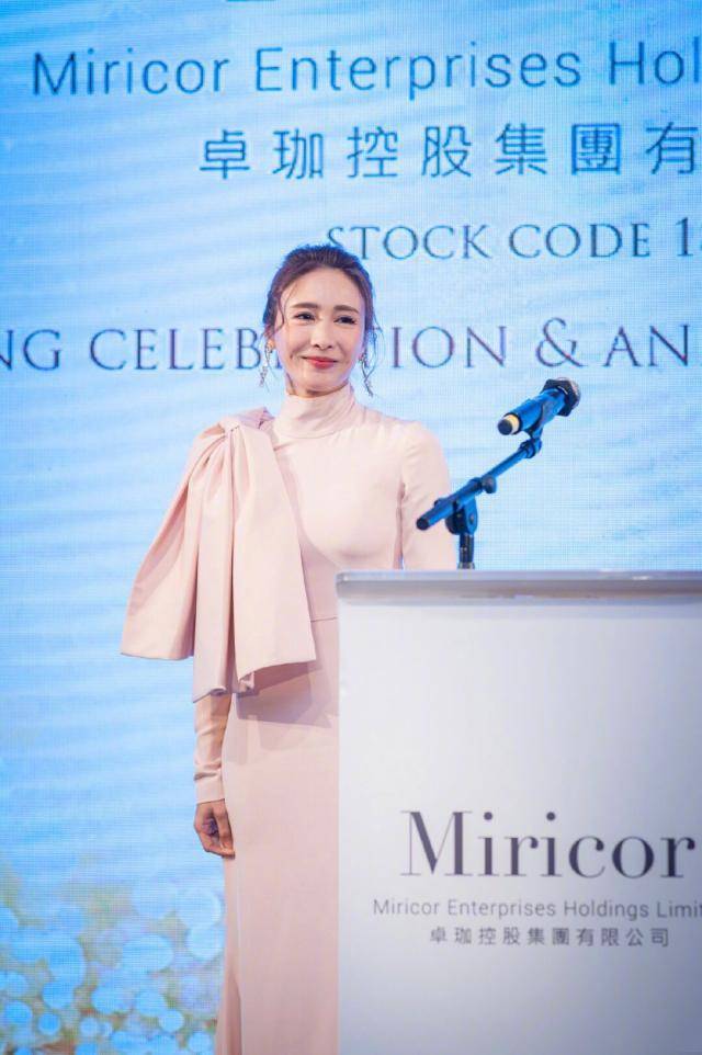 富商 47岁黎姿携富商丈夫现活动，裸粉色连衣裙配丸子头，气质高贵优雅