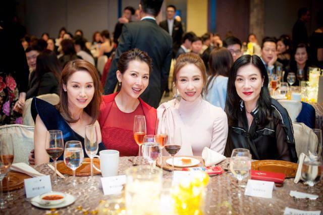 富商 47岁黎姿携富商丈夫现活动，裸粉色连衣裙配丸子头，气质高贵优雅